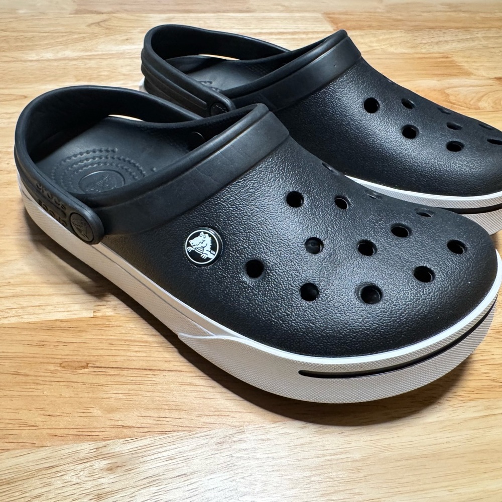 CROCS Black and White EUC M5/W7
